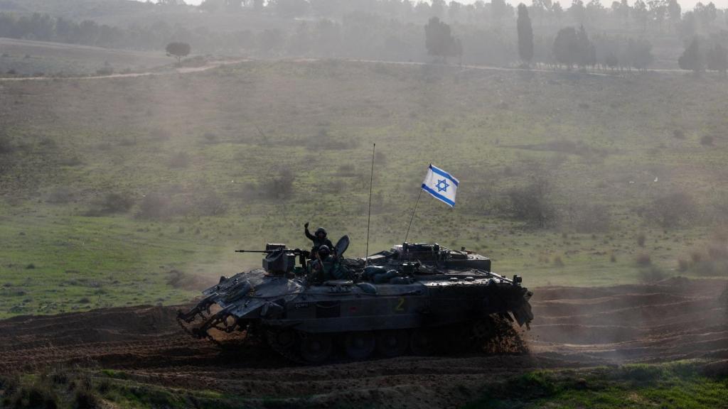 Soldados israelíes en un APC después de la tregua temporal entre Israel y Palestina.