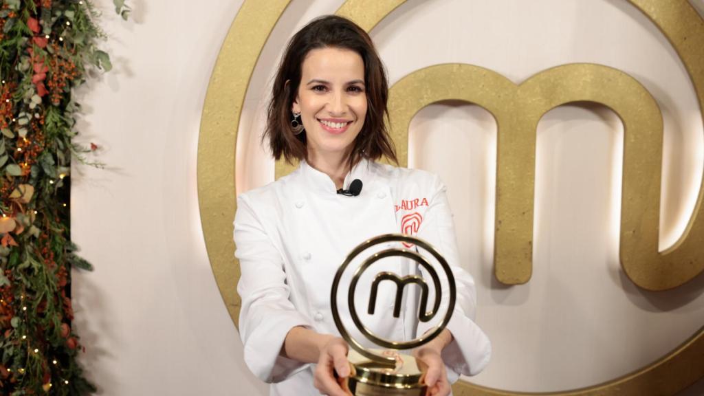 Laura Londoño posa con el trofeo horas después de su victoria en 'MasterChef Celebrity 8' (Gtres).