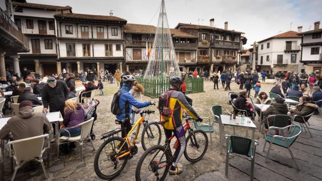 Imagen de turistas en el municipio salmantino de La Alberca durante un puente de diciembre