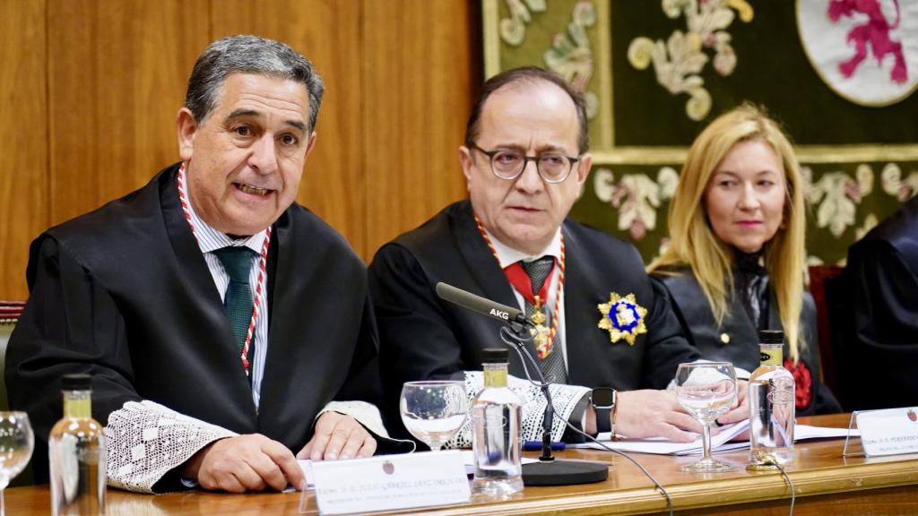 El presidente del Consejo de la Abogacía de Castilla y León, Julio Sanz Orejudo, y el decano del ICAL, Fernando Rodríguez Santocildes, presiden el acto de celebración de la fiesta patronal del Colegio de la Abogacía de León