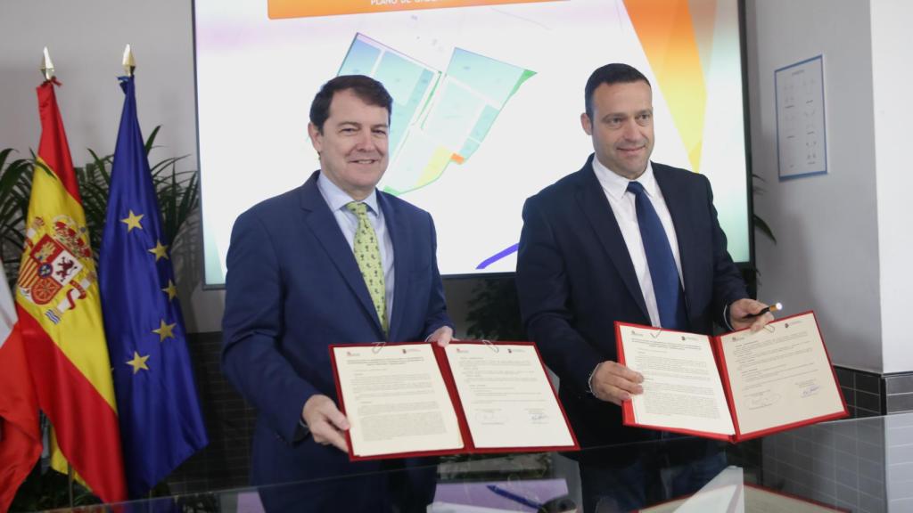 Mañueco participa en la firma del protocolo entre la Administración autonómica y el Ayuntamiento de Monfarracinos (Zamora) para el desarrollo del Plan Regional de Ámbito Territorial ‘Zamora Norte’.