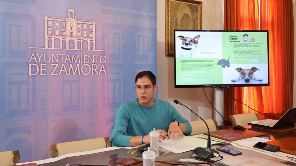 El concejal de Obras, Movilidad, Infraestructuras Urbanas y Participación Ciudadana, Pablo Novo, presenta la campaña de sensibilización para eliminar heces y orines de los perros de la vía pública