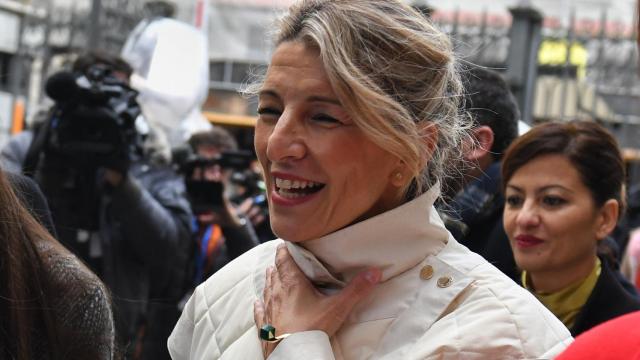 Yolanda Díaz se señala el cuello para indicar dónde el herpes le produce la erupción.