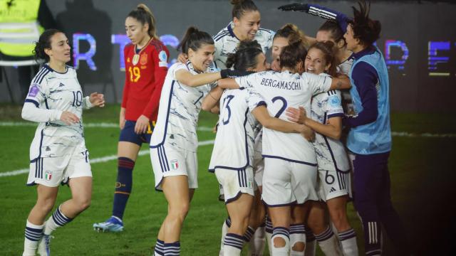 Las jugadoras italianas celebran un gol ante España.