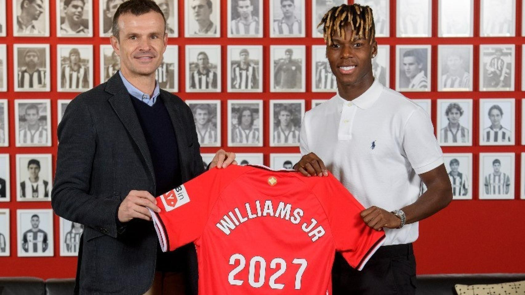 Nico Williams posa con la camiseta de su renovación.