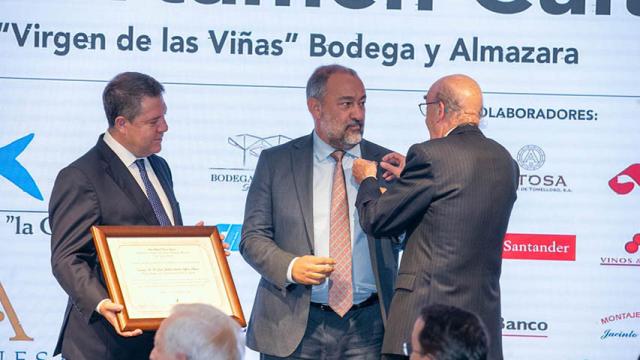 Rafael Torres pone la insignia a Julián Garde bajo la mirada de García-Page.