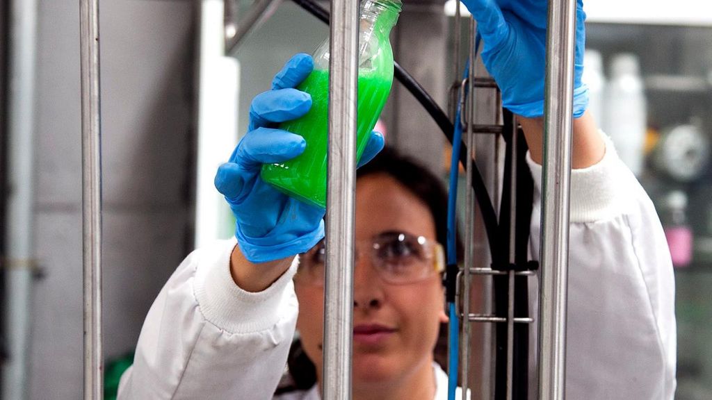 Una trabajadora de Euroquímica.
