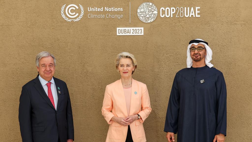 Ursula von der Leyen junto al secretario general de la ONU, António Guterres, y el presidente de la COP28, Sulta Al-Jaber, en Dubai
