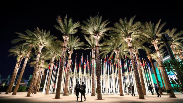 Delegados abandonando el pabellón en el que se celebra la COP28 de Dubái.
