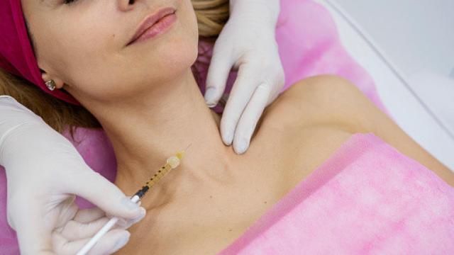Imagen de archivo de bótox en el cuello.