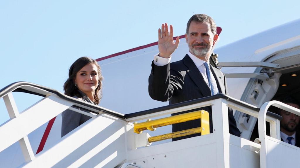 Los reyes, Felipe VI y Letizia, durante el embarque en un viaje oficial de 2019. Imagen de archivo.