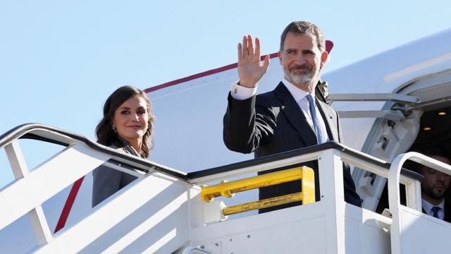Los reyes, Felipe VI y Letizia, durante el embarque en un viaje oficial de 2019. Imagen de archivo.