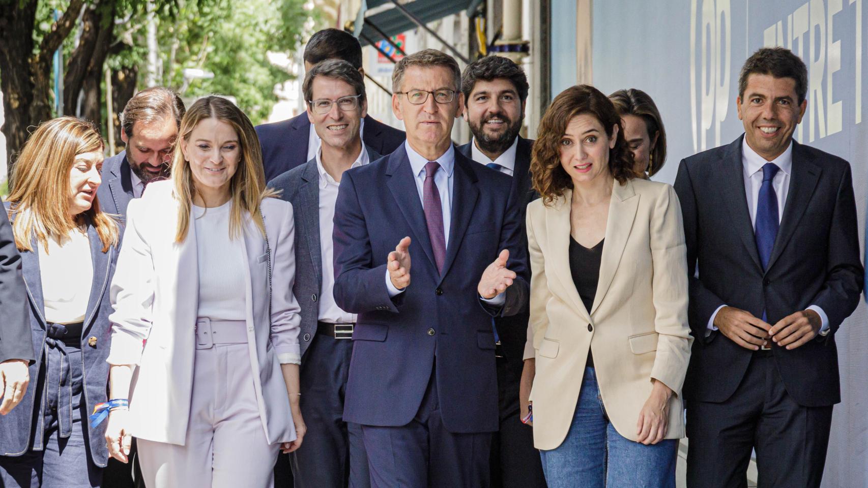 Feijóo, junto a parte de sus barones, en una imagen de archivo.