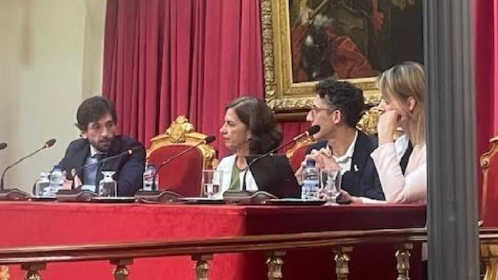El eurodiputado Adrián Vázquez, la magistrada Cristina de Vicente y los jueces polacos Lukasz Mrozek y Karolina Rokita durante el debate organizado por Foro Judicial Independiente este viernes./