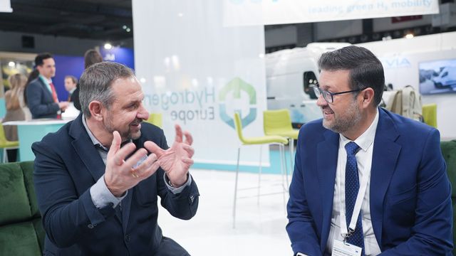 El consejero de Educación, Cultura y Deportes, Amador Pastor, y el CEO de la organización ‘Hydrogen Europe’, Jorgo Chatzimarkakis, en una reunión celebrada en el Centro de Exposiciones de Bruselas.