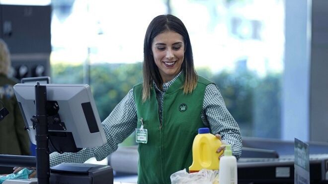 Una empleada de Mercadona trabajando de cajera
