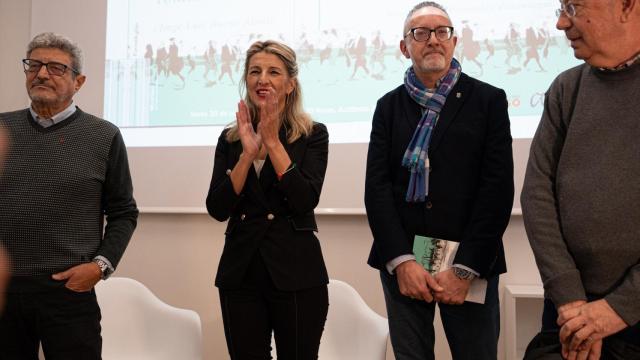 La vicepresidenta del Gobierno, ministra de Trabajo y Economía Social y la líder de Sumar, Yolanda Díaz, junto a un grupo de economistas