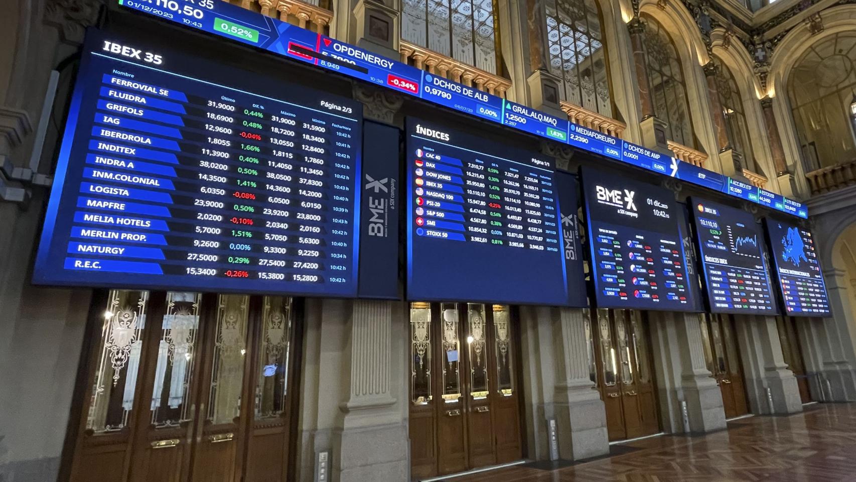 Una pantalla de cotización en el interior del Palacio de la Bolsa de Madrid.