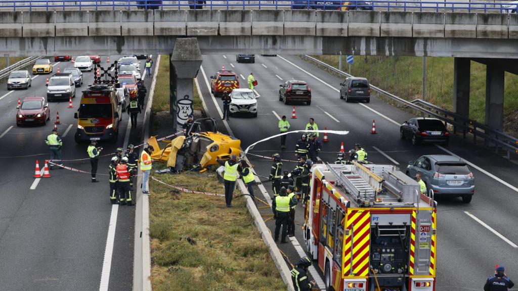 Miembros de los servicios de Emergencia trabajando en el accidente del helicóptero en la M-40