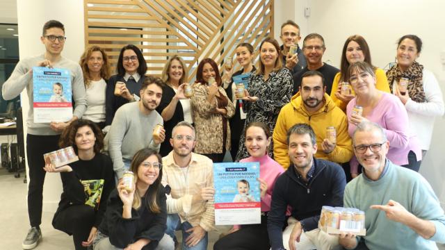 Varios empleados del Grupo Vértice con potitos para impulsar esta campaña solidaria.