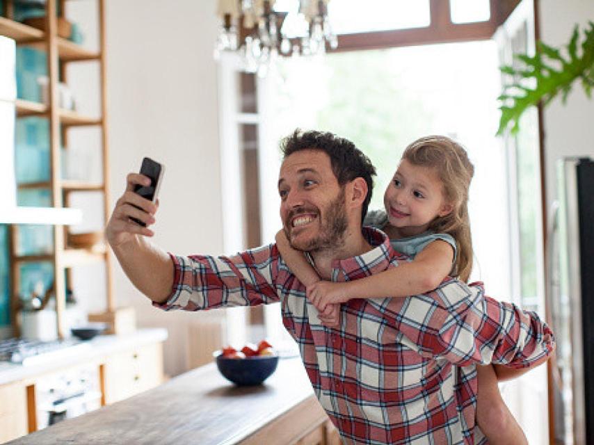 Un padre haciendo un selfie con su hijo