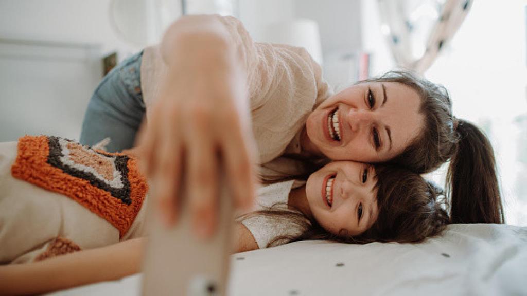 Una madre haciendo un selfie con su hija