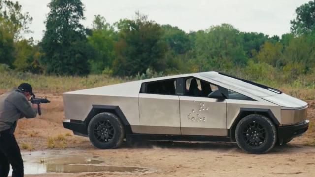 Cybertruck aguantando disparos de balas