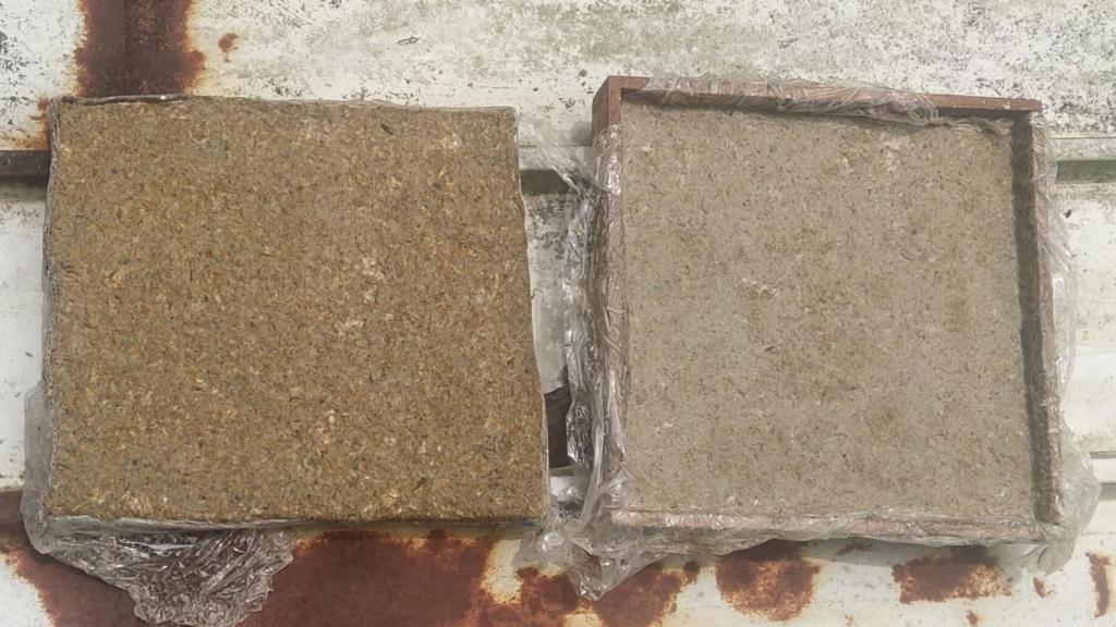 Dos de las mezclas de aislantes con cáscara de arroz y papel reciclado
