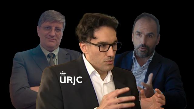 El catedrático de Sociología, Salvador Perelló, flanqueado por Carlos Enrique Cuesta (i.), vicerrector de Profesorado de la URJC, y Javier Ramos (d.), rector de la URJC.