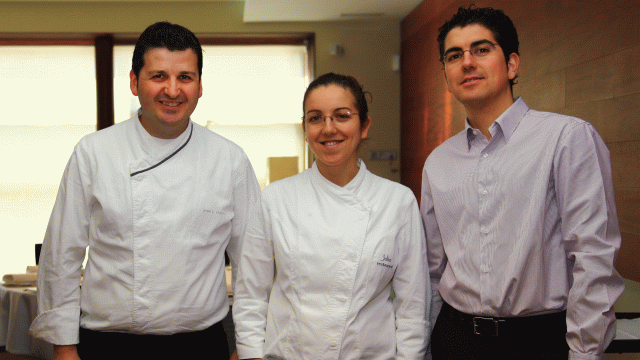 Julio Biosca y Pilar Biosca y José Luis Ungidos Gómez (i), cuyo restaurante fue galardonado con una estrella Michelin