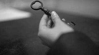 LLaves en las manos de un sereno de antaño