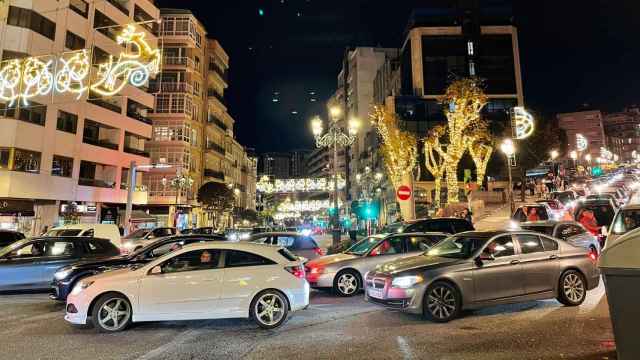 Coches atascados en la calle García Barbón.