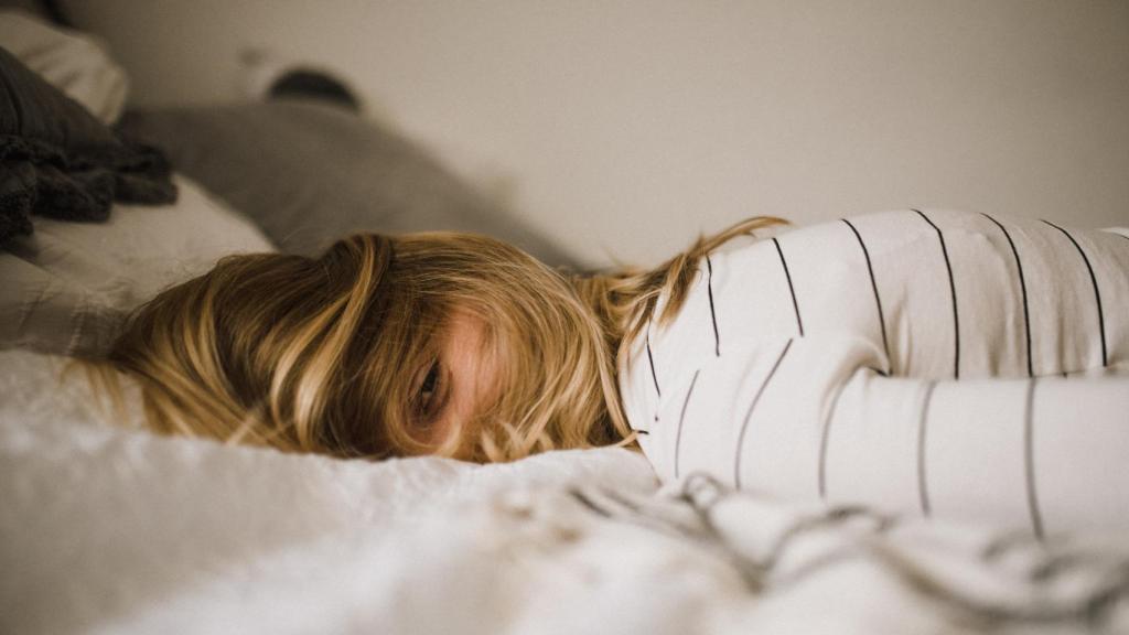 Imagen de una chica despierta en la cama