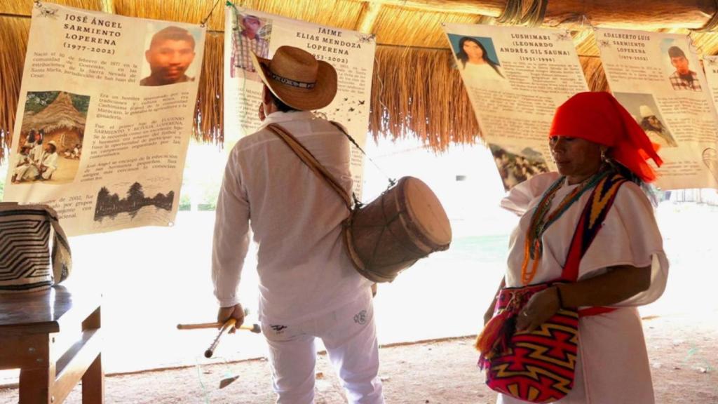 Dos miembros del pueblo wiwa consultan los perfiles de personas asesinadas en su comunidad.