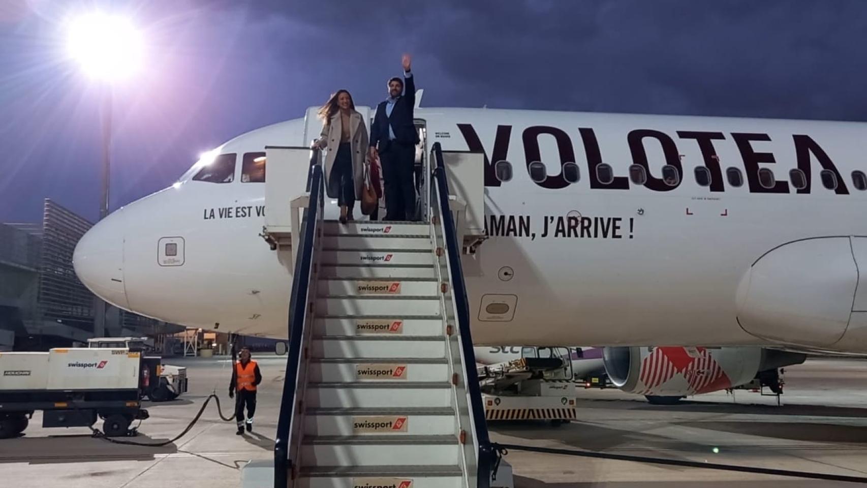El presidente de la Región de Murcia, Fernando López Miras, y la consejera de Turismo, Carmen Conesa, tras inaugurar este viernes el nuevo vuelo Madrid-Murcia.