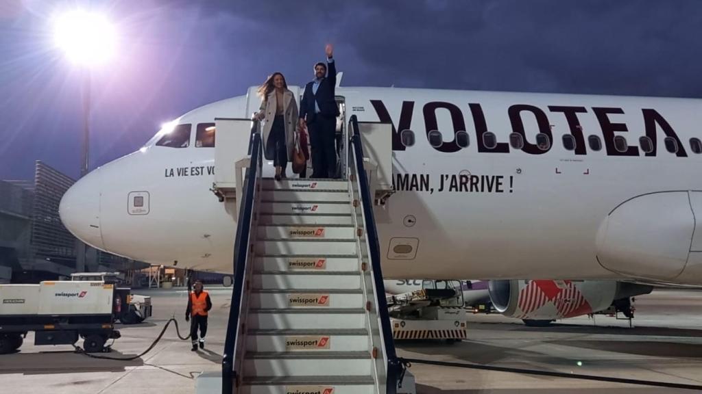 El presidente de la Región de Murcia, Fernando López Miras, y la consejera de Turismo, Carmen Conesa, tras inaugurar este viernes el nuevo vuelo Madrid-Murcia.