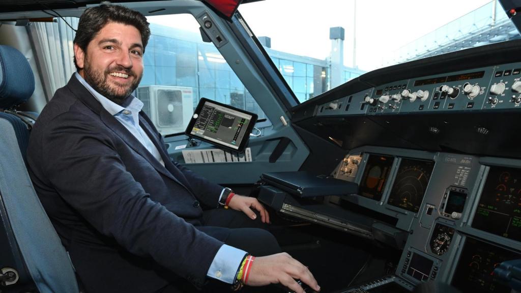 López Miras posa en el asiento del piloto del avión de pasajeros que llegó ayer a Corvera.