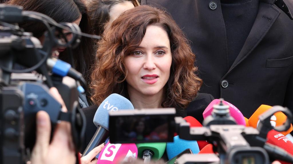 Isabel Díaz Ayuso a su llegada a la capilla ardiente de Concha Velasco.