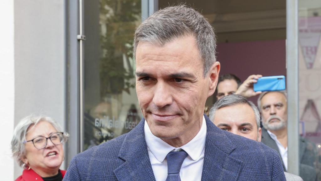 Pedro Sánchez a la salida de la capilla ardiente.