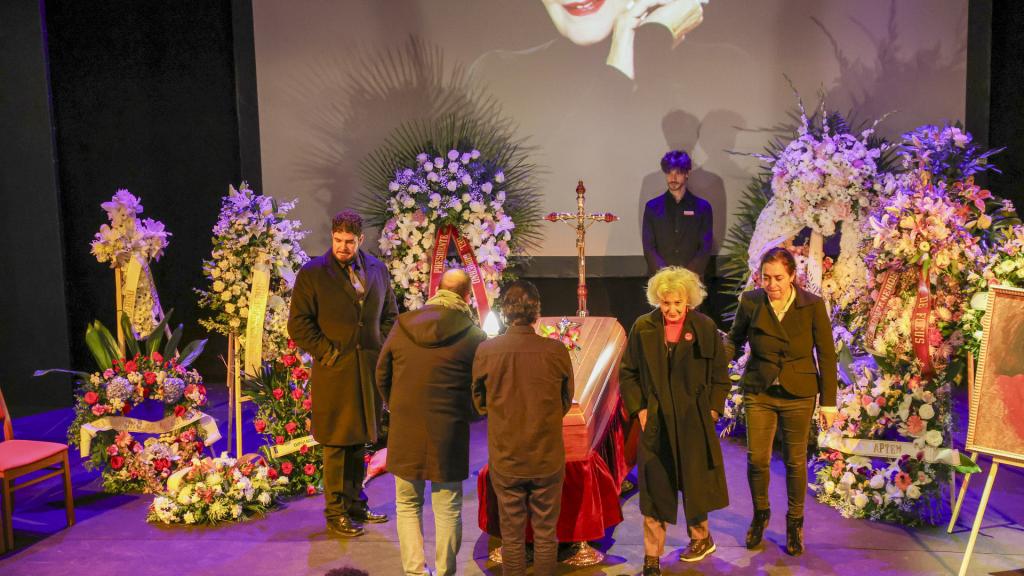 Marisa Paredes en el interior de la capilla ardiente, en el teatro de La Latina.