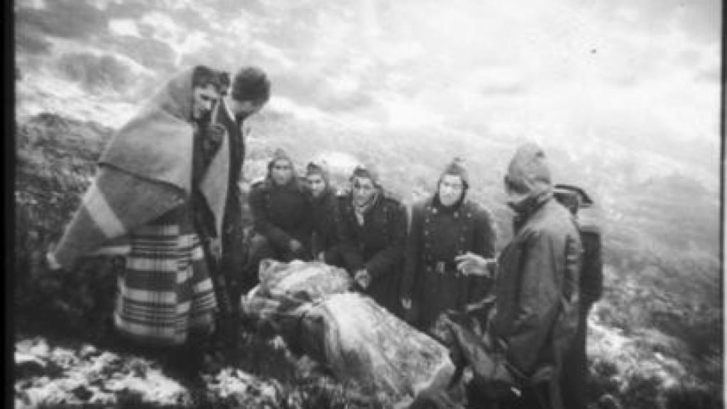 Vecinos de Somosierra ayudando en el rescate de las víctimas del accidente de avión en 1953.