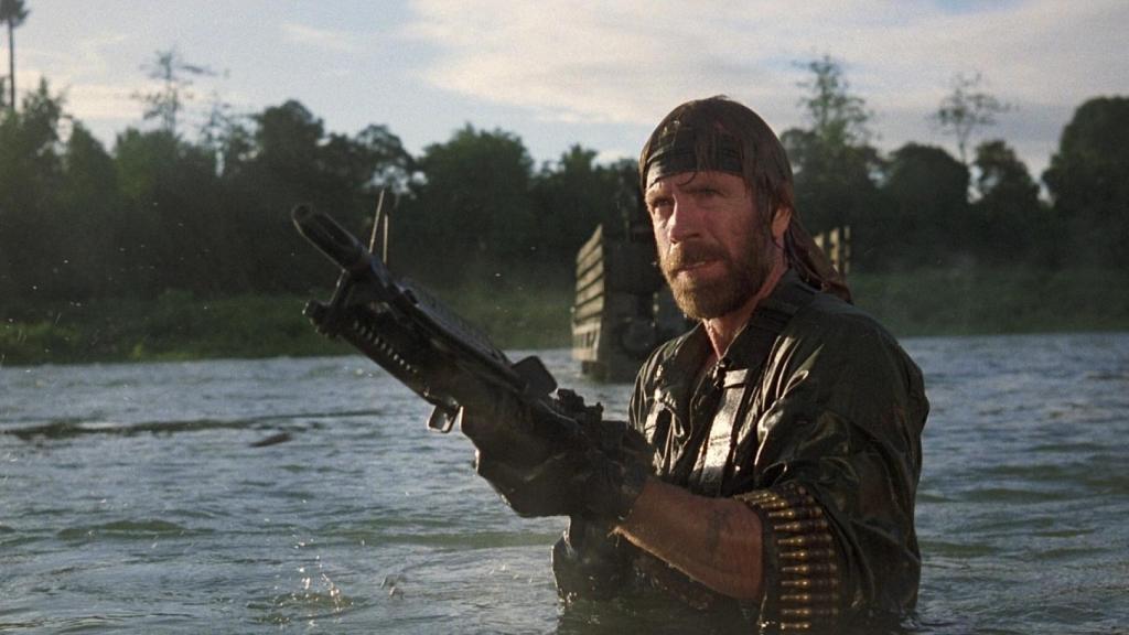 Chuck Norris en 'Desaparecido en combate', compitiendo con Rambo.