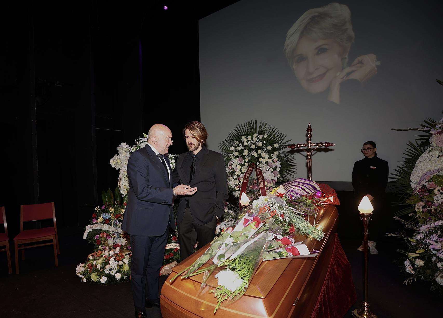 El alcalde de Valladolid, Jesús Julio Carnero, en la capilla ardiente de Concha Velasco junto al hijo de la actriz, Manuel Velasco