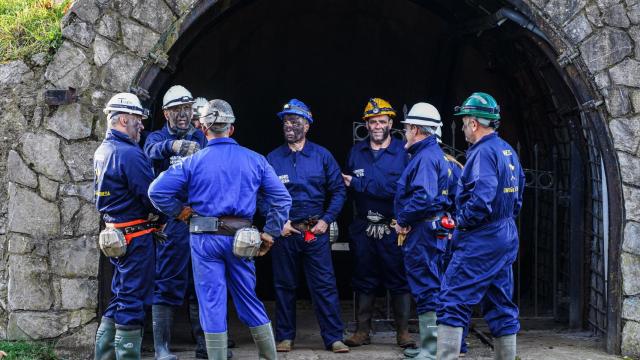 Mineros en la mina escuela de La Robla.