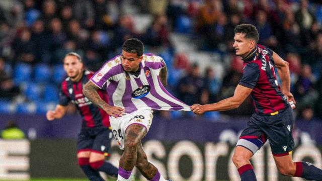 Imagen del partido entre el Real Valladolid y el Levante en Valencia