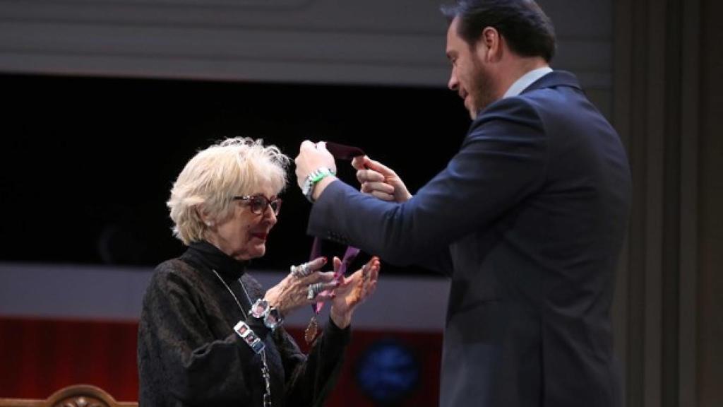 Concha Velasco recibiendo la Medalla de Oro de la Ciudad de Valladolid