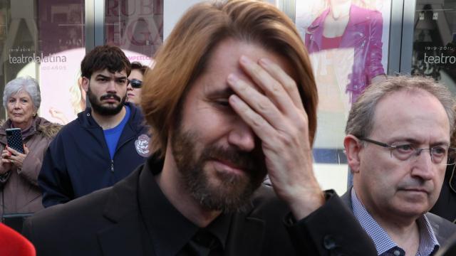 Manuel Velasco, roto de dolor, en la capilla ardiente de su madre.