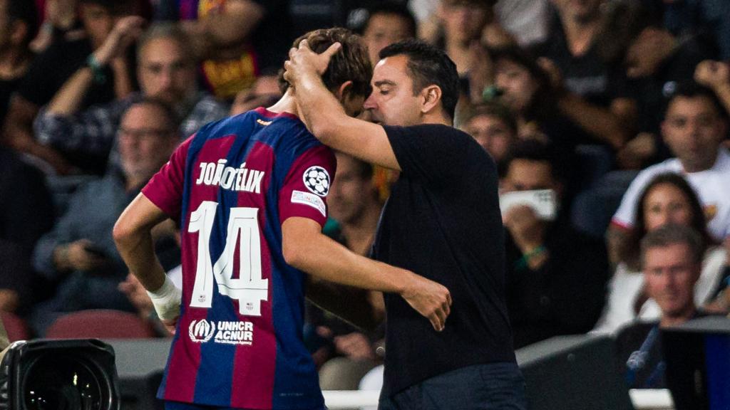 Joao Félix y Xavi Hernández, durante un partido del FC Barcelona