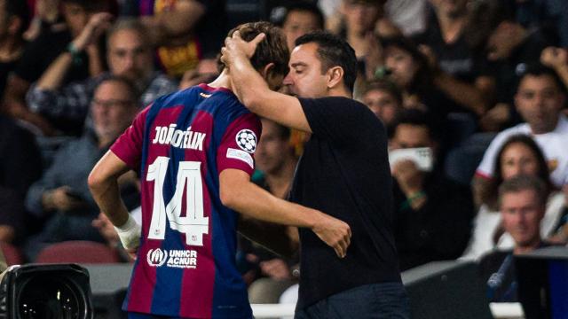 Joao Félix y Xavi Hernández, durante un partido del FC Barcelona