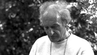 Eduardo Chillida en el Molino leyendo, en 1992. Foto: Susana Chillida